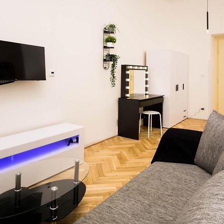 Black & White Apartment Prague By Wenceslas Square And Muzeum Dış mekan fotoğraf