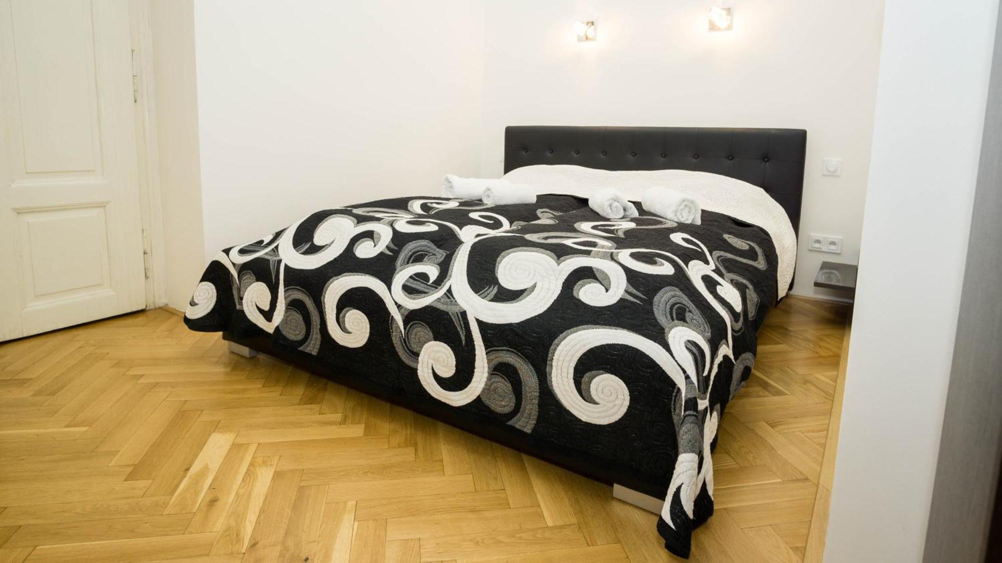 Black & White Apartment Prague By Wenceslas Square And Muzeum Dış mekan fotoğraf