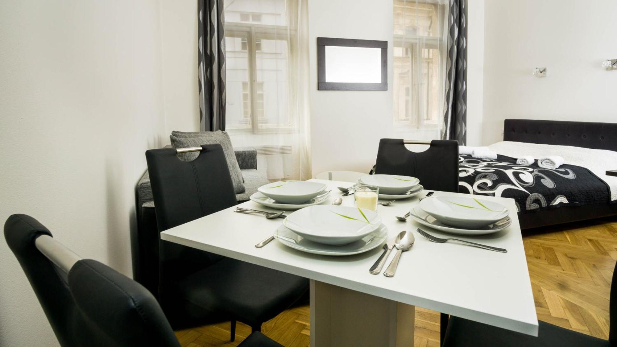 Black & White Apartment Prague By Wenceslas Square And Muzeum Oda fotoğraf