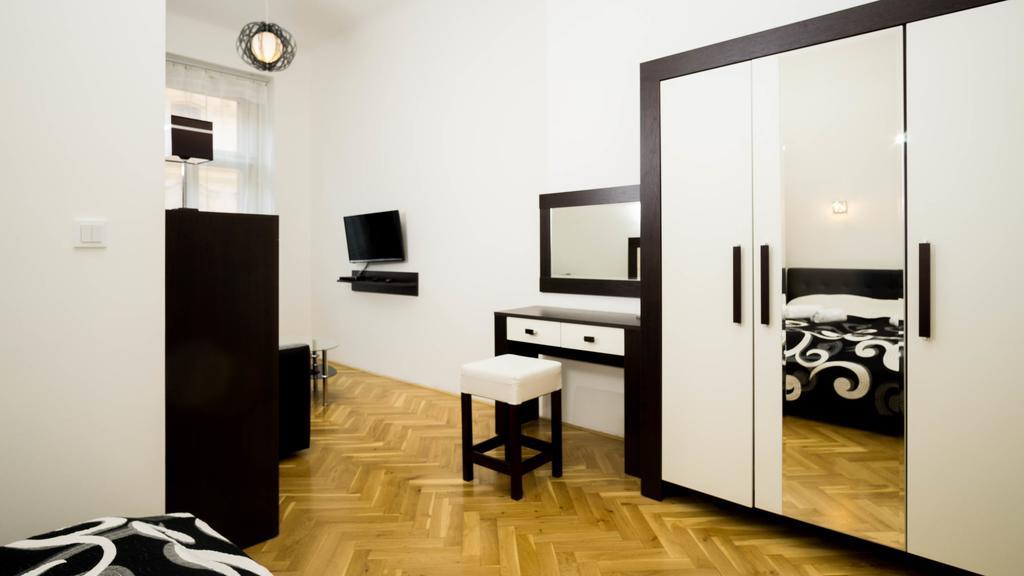 Black & White Apartment Prague By Wenceslas Square And Muzeum Dış mekan fotoğraf