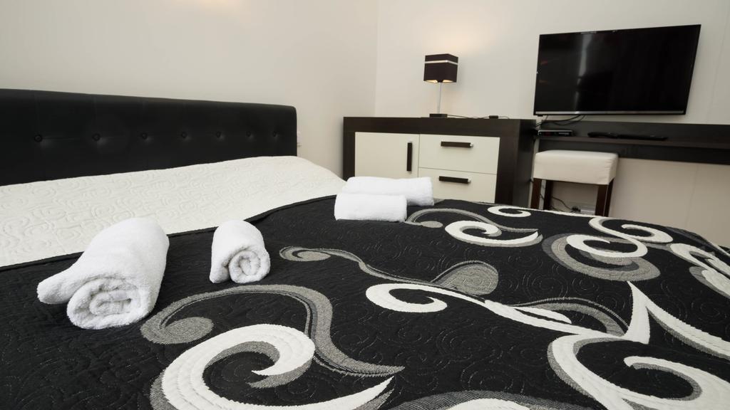 Black & White Apartment Prague By Wenceslas Square And Muzeum Dış mekan fotoğraf
